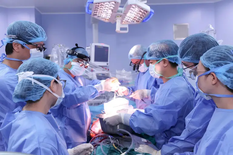 Các bác sĩ thực hiện ghép tim lần hai cho bệnh nhân. Ảnh: Quang Huy