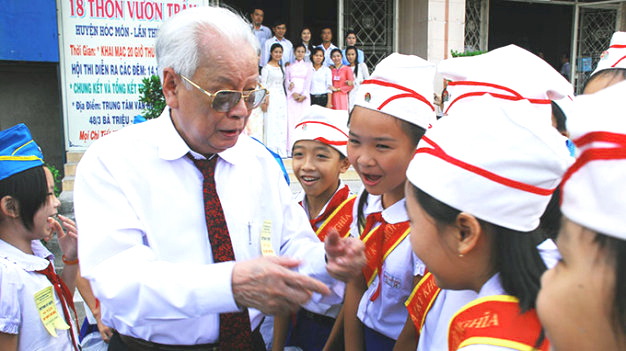 Ông Trần Trọng Tân thăm hỏi và dặn dò thiếu nhi luôn phát huy truyền thống của cha ông đi trước, trong lễ kỷ niệm 68 năm ngày Nam kỳ khởi nghĩa (22-11-2008) tại TTVH huyện Hóc Môn, TP.HCM - Ảnh: Hoàng Thạch Vân