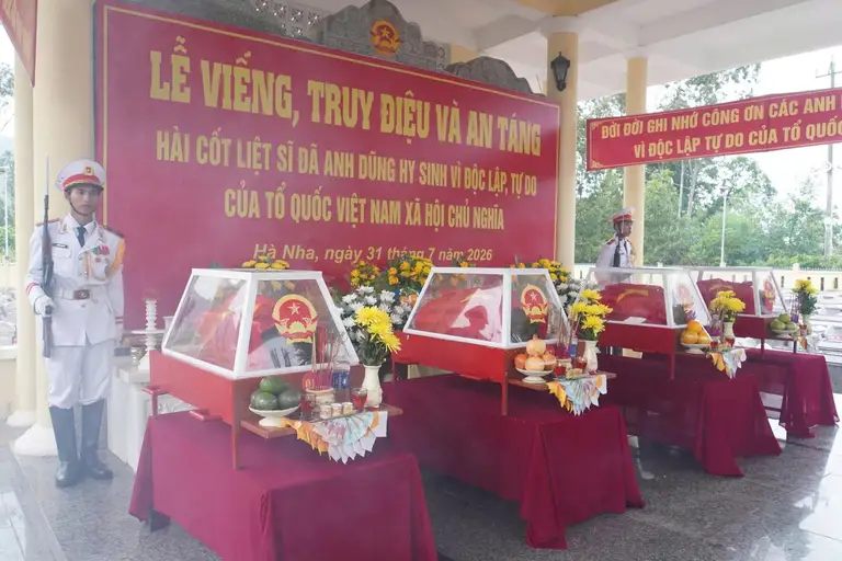 Trong không khí trang nghiêm, thành kính, cán bộ, chiến sĩ và nhân dân tổ chức lễ truy điệu, an táng 4 hài cốt liệt sĩ được tìm thấy ở hang Đá Sập
