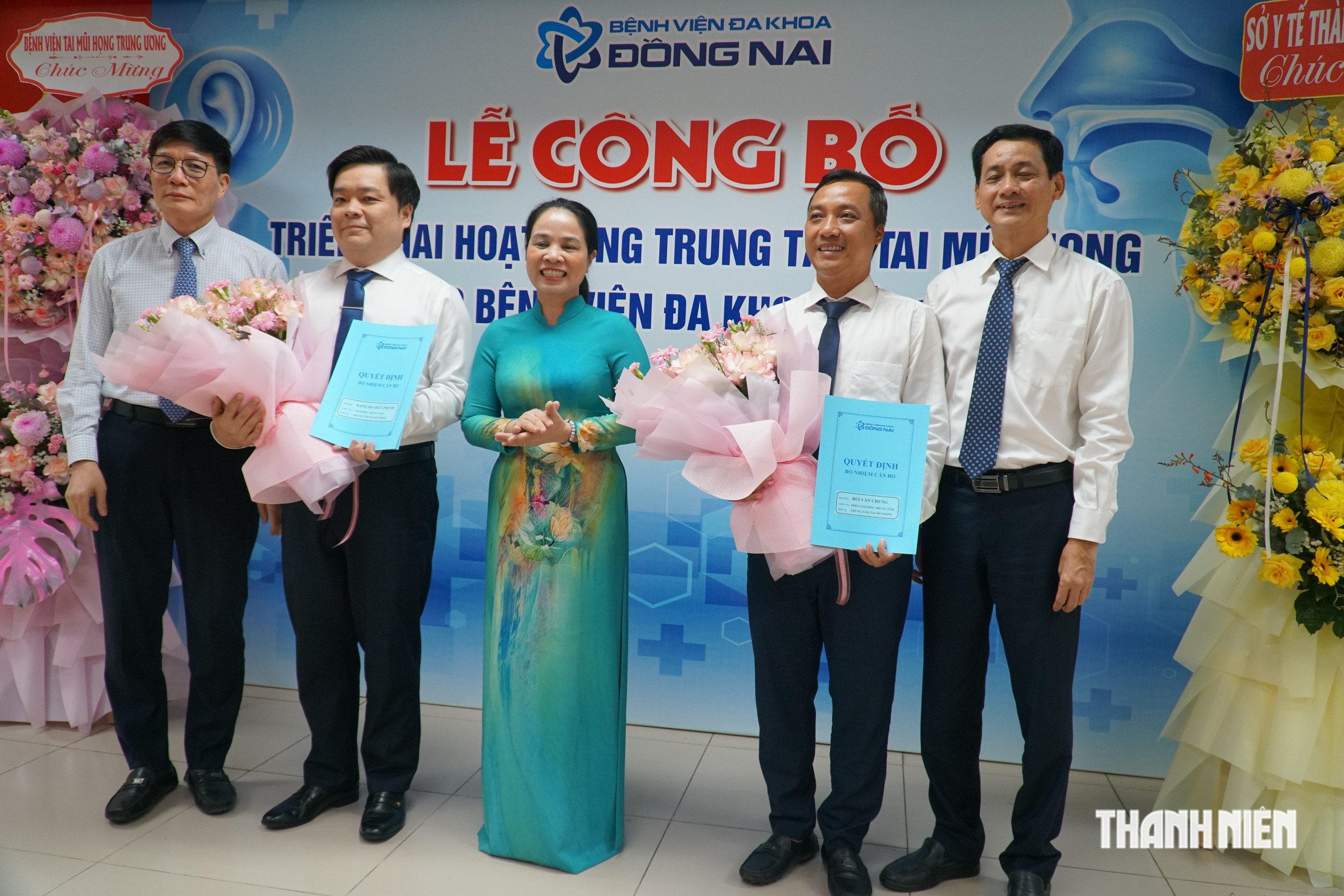Giám đốc Sở Y tế thành phố Đồng Nai Đỗ Thị Nguyên (ở giữa) trao quyết định thành lập trung tâm và quyết định bổ nhiệm cán bộ phụ trách