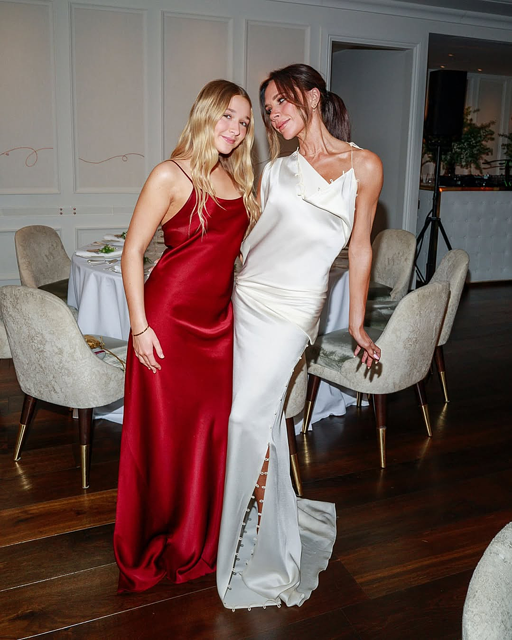 Harper tạo dáng bên mẹ trong tiệc sinh nhật 50 tuổi của bố năm 2025. Ảnh: Instagram Victoria Beckham