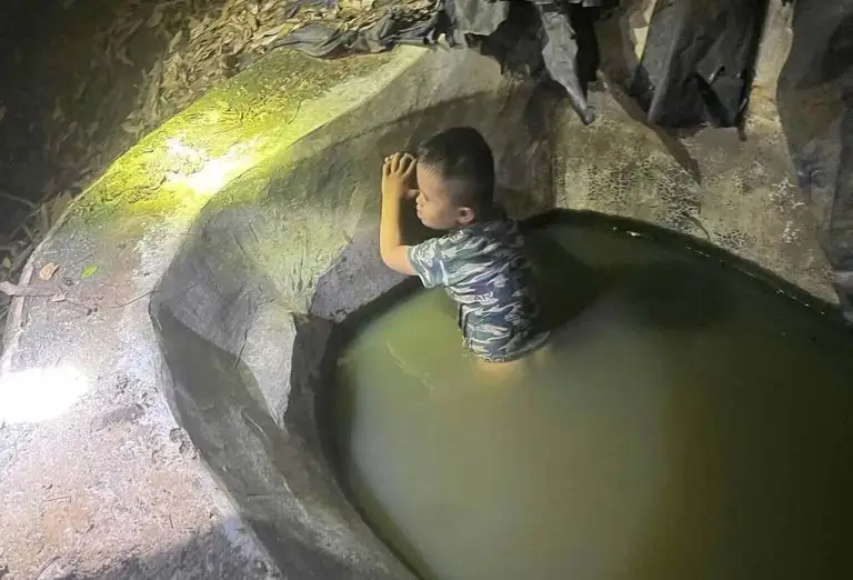 Cháu bé ba tuổi được tìm thấy trong bể nước cách nhà một km. Ảnh: Công an xã Mường Hung