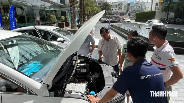 Khách mua BYD M6 được tặng bộ sạc tại nhà và ưu đãi về pin khi mua xe theo chương trình BYD Fest 102