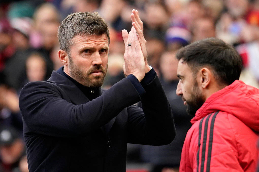 HLV Michael Carrick vỗ tay hướng về phía người hâm mộ, trong lúc Bruno Fernandes dự bị trước trận gặp Bournemouth ở Ngoại hạng Anh trên sân Old Trafford, Manchester, Anh, ngày 25/10/2026. Ảnh: AP