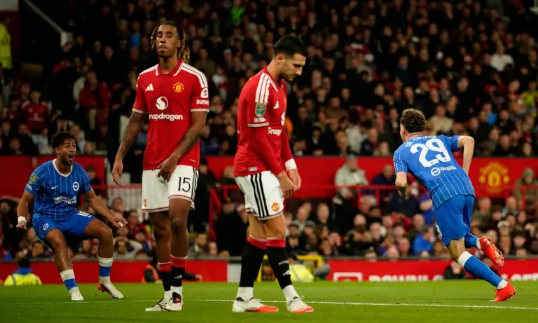 Maxim De Cuyper (phải) ăn mừng sau khi ghi bàn thứ ba cho Brighton trong trận gặp Man Utd ở vòng ba Cup Liên đoàn Anh tại Old Trafford, Manchester, Anh, ngày 16/9/2026. Ảnh: AP