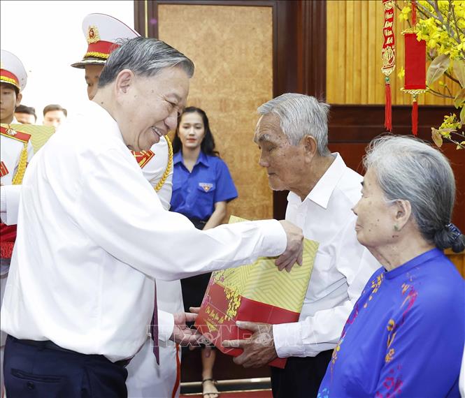 Tổng Bí thư, Chủ tịch nước Tô Lâm tặng quà cho gia đình chính sách và người có công tiêu biểu - Ảnh: TTXVN