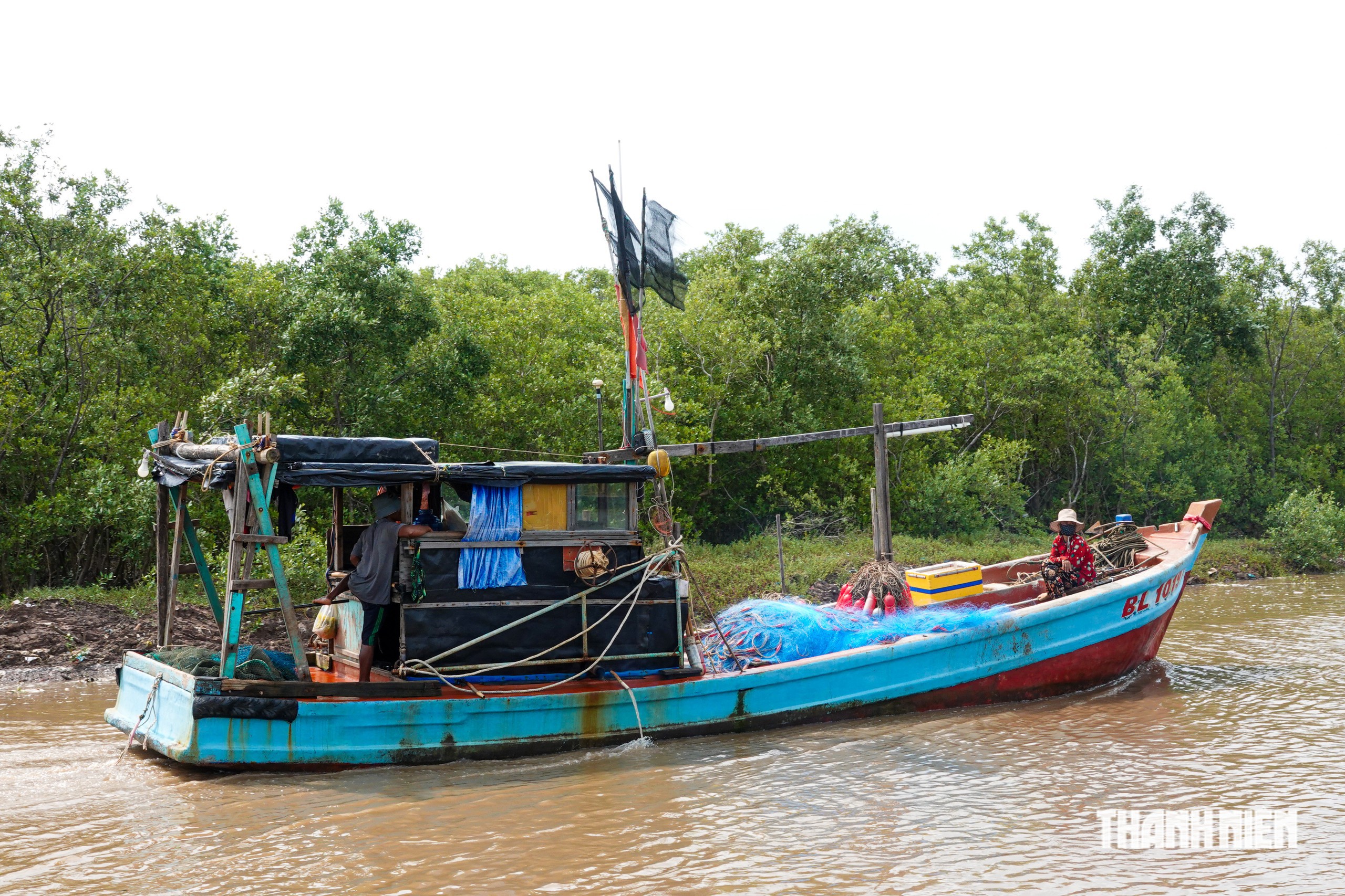 Một ghe đi biển đang cập bến ở rừng