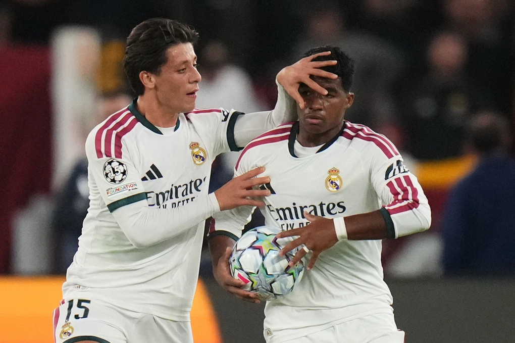 Endrick mừng bàn gỡ hòa 3-3 cùng Guler trong trận Real thắng Roma 4-3 ở vòng phân hạng Champions League trên sân Olimpico, Rome, Italy, ngày 14/10/2026. Ảnh: AP