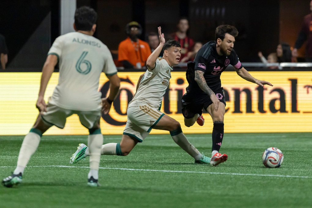 Elías Baez (thứ hai từ phải sang) của Atlanta United phạm lỗi với Lionel Messi (phải) của Inter Miami trong hiệp một trận đấu tại MLS ở Atlanta, Mỹ, ngày 17/10/2026. Ảnh: AP