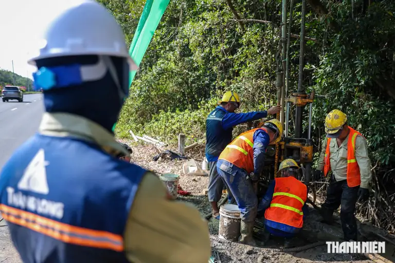 Các đội thi công khoan khảo sát địa chất dọc đường Rừng Sác, phục vụ dự án metro Bến Thành - Cần Giờ (ảnh chụp tháng 5.2026)