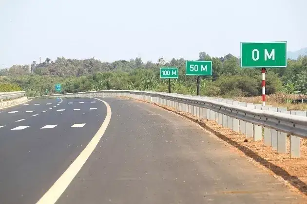 Biển báo khoảng cách trên cao tốc. Ảnh: Nguyên Vũ