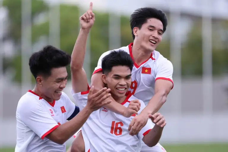 Các cầu thủ U23 Việt Nam (Phạm Lý Đức, Nguyễn Lê Phát, Nguyễn Ngọc Mỹ) ăn mừng bàn thắng trong trận gặp Philippines ở vòng bảng bóng đá nam ASIAD 20 trên sân CS Asset Minato, thành phố Nagoya, tỉnh Aichi, Nhật Bản chiều 18/9/2026. Ảnh: Hoàng Hồ