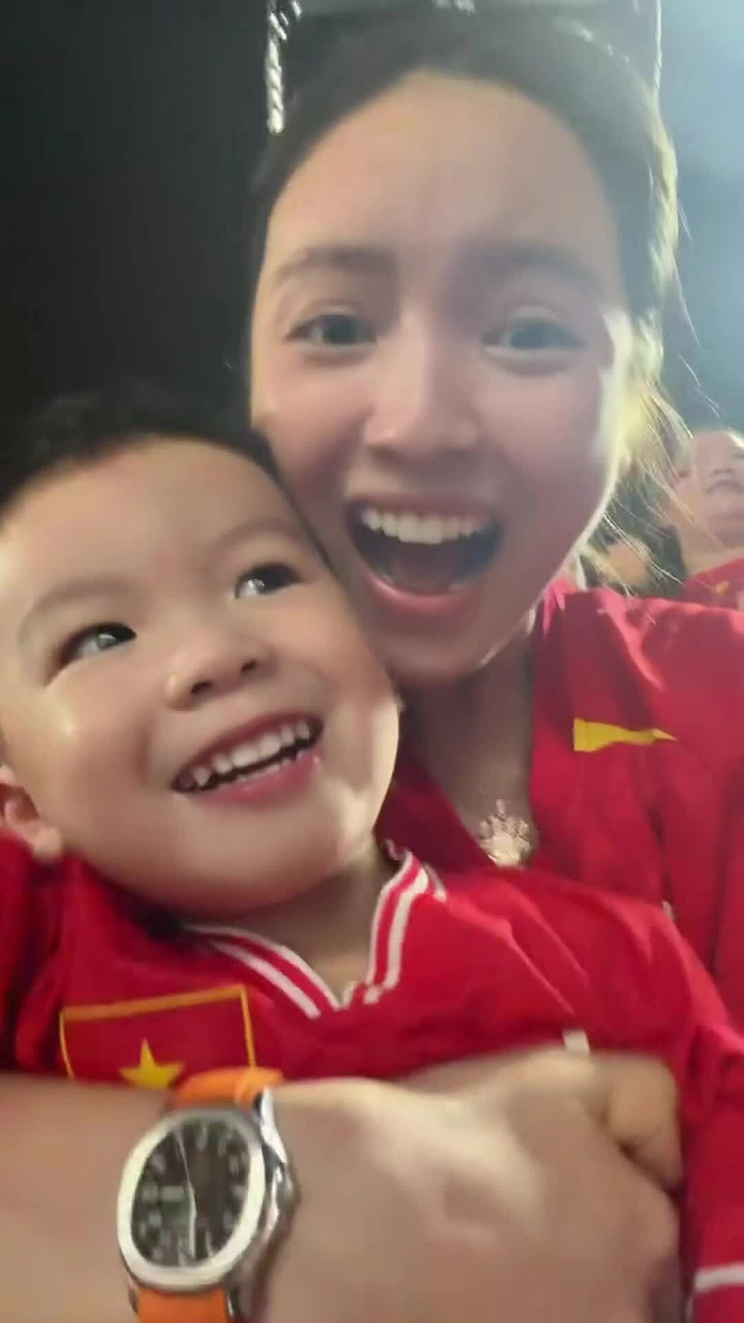 Chu Thanh Huyền vỡ òa khi chồng ghi bàn nâng tỷ số cho tuyển Việt Nam. Video: Nhân vật cung cấp