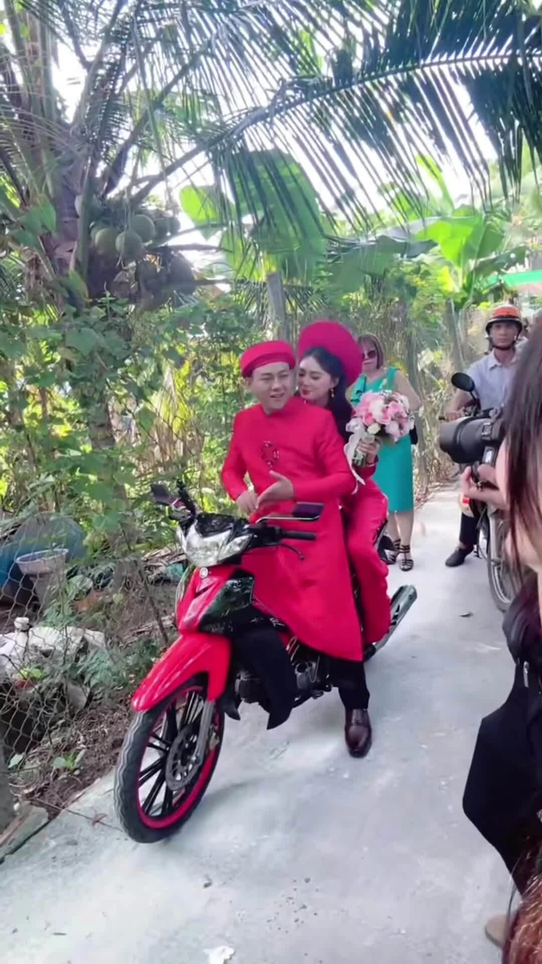 Ca sĩ Hoài Lâm dùng xe máy đón cô dâu về nhà làm lễ tân hôn. Video: Facebook Vựa gạo Hoài Lâm