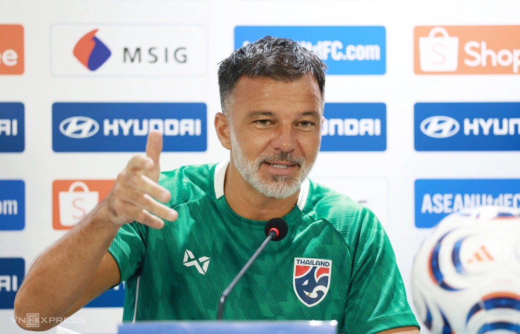 HLV Anthony Hudson tham dự họp báo tại sân Rajamangala, Bangkok, Thái Lan ngày 21/8/2026, trước lượt đi chung kết ASEAN Cup 2026 gặp Việt Nam. Ảnh: Đức Đồng