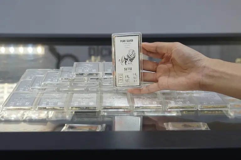 Giá bạc trong nước bán ra quanh 2,2 triệu đồng/lượng - Ảnh: H.N