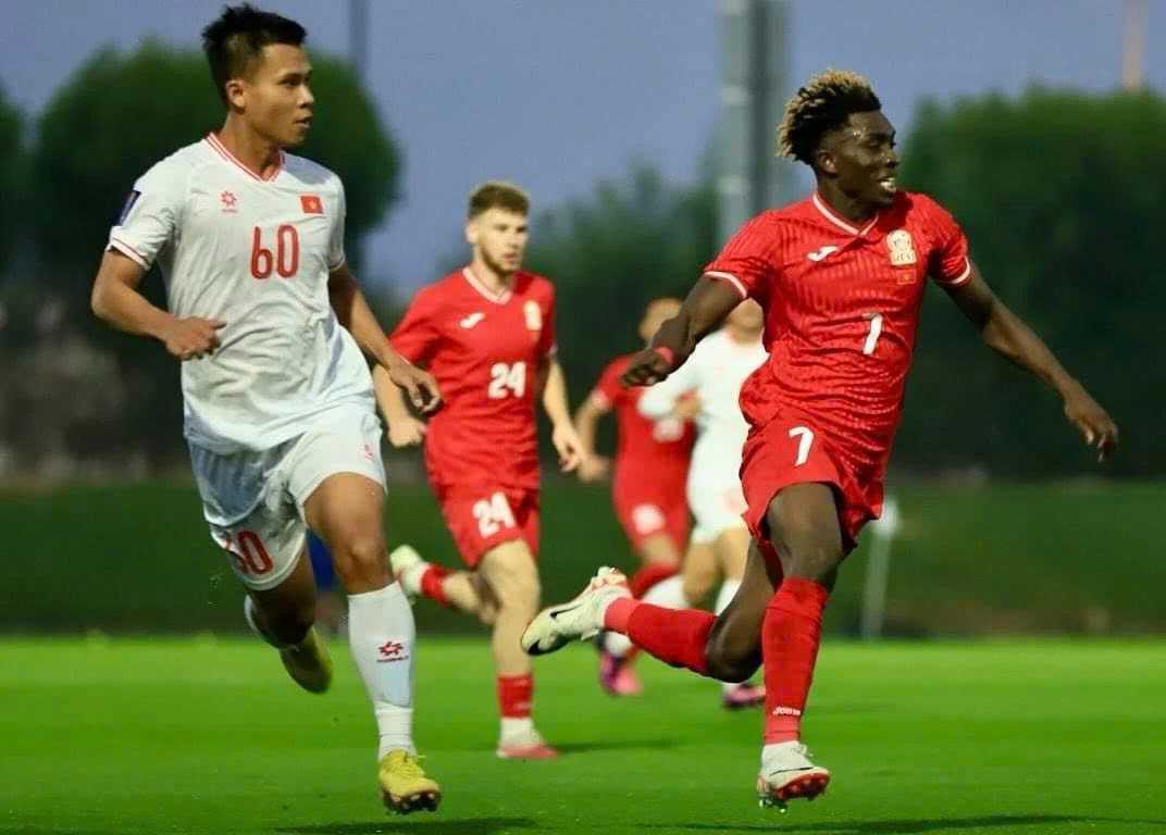 Joel Kojo (phải) từng ghi bàn vào lưới đội tuyển Việt Nam, giúp Kyrgyzstan thắng 2-1 ở trận giao hữu vào năm 2024