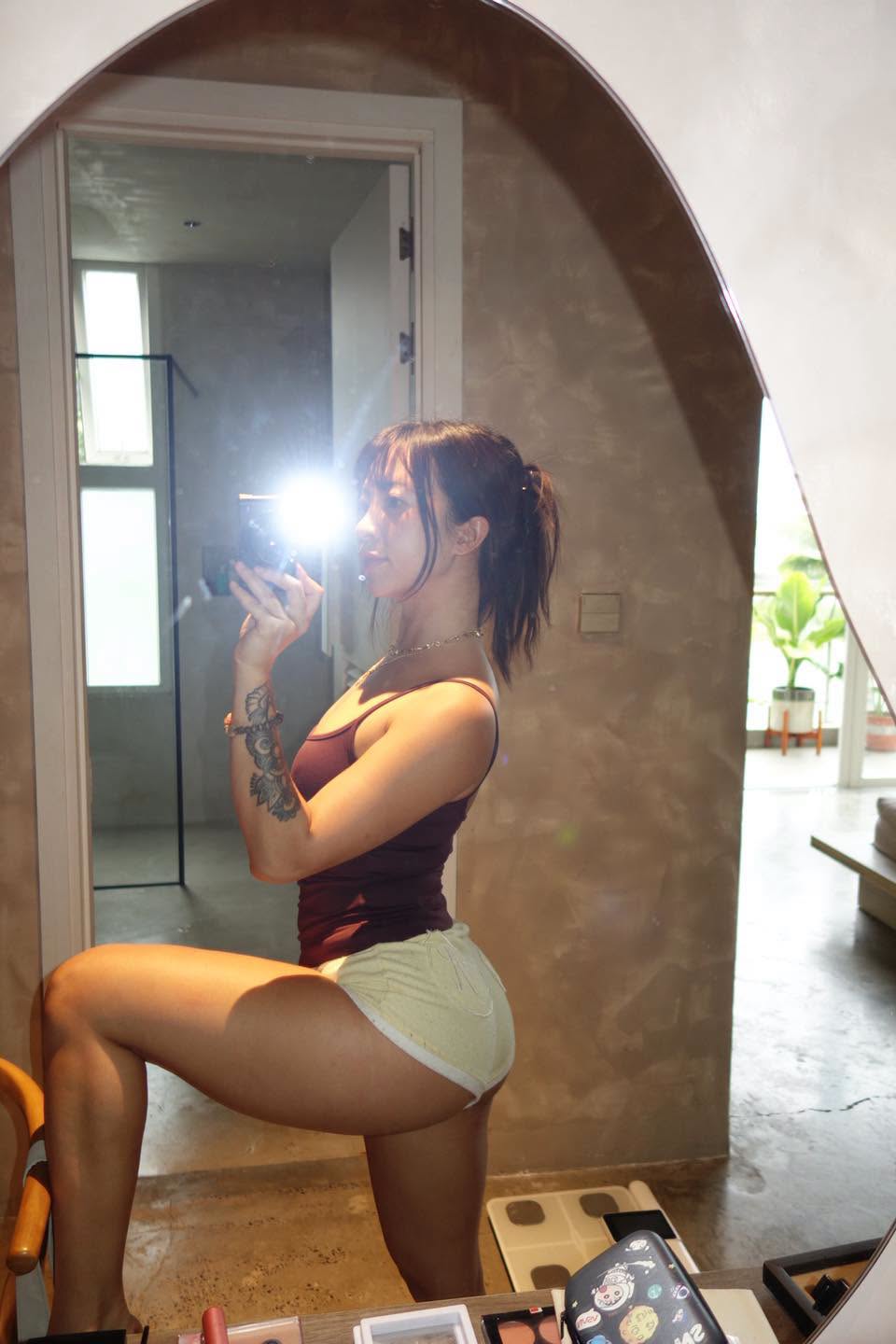 Cận cảnh vóc dáng gợi cảm của hot girl thể hình khi chơi trống