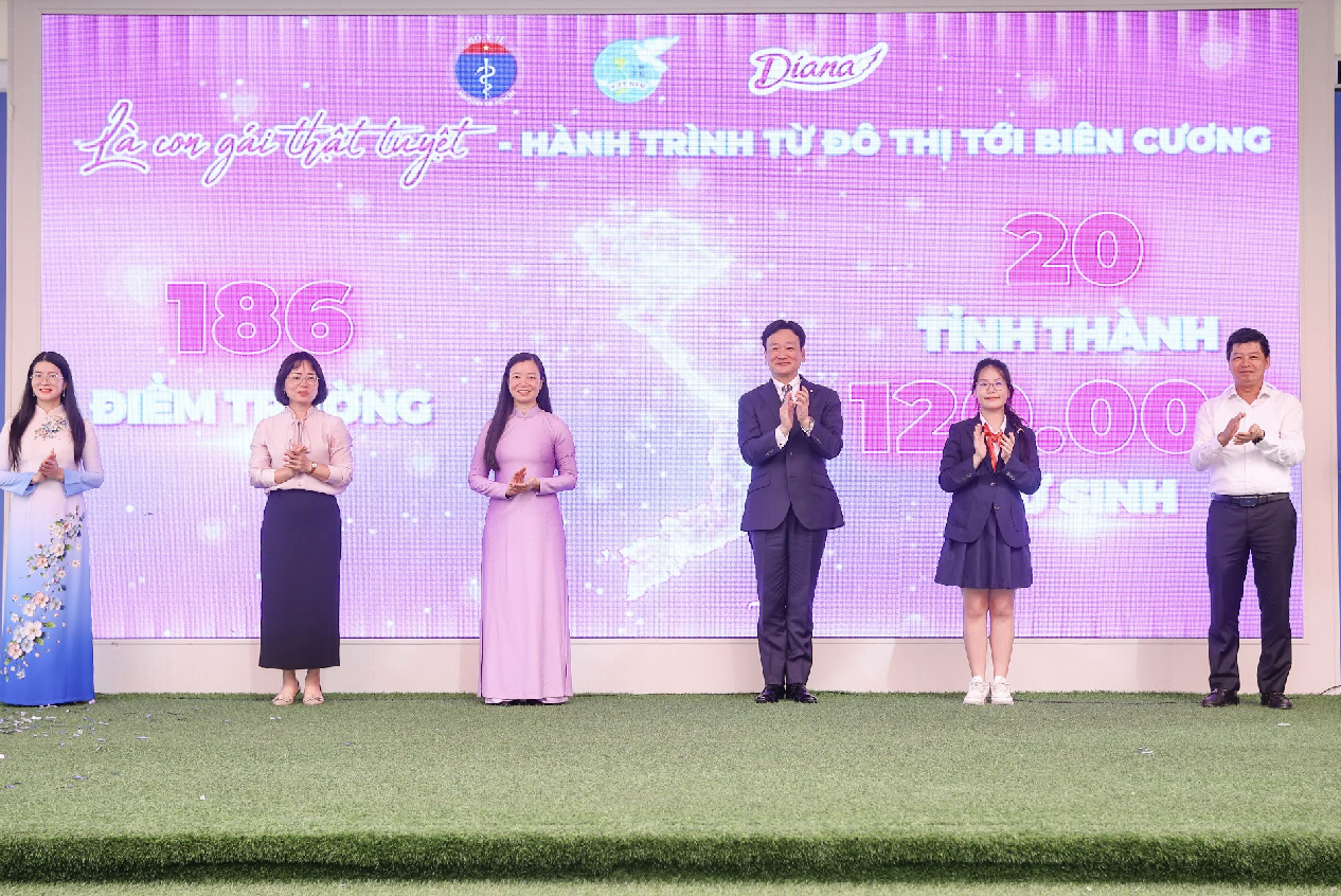 Khởi động chương trình "Là con gái thật tuyệt - Hành trình từ đô thị tới biên cương" - Ảnh: M.NGHỆ