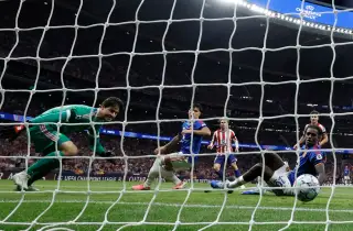 Thủ môn Senne Lammens và hàng thủ Man Utd bất lực nhìn bóng đi vào lưới ngay phút thứ nhất từ cú sút của Pablo Barrios (giữa) trong trận thua chủ nhà Atletico Madrid 0-2 ở lượt hai vòng phân hạng Champions League trên sân Metropolitano, Madrid, Tây Ban Nha ngày 13/10/2026. Ảnh: AP