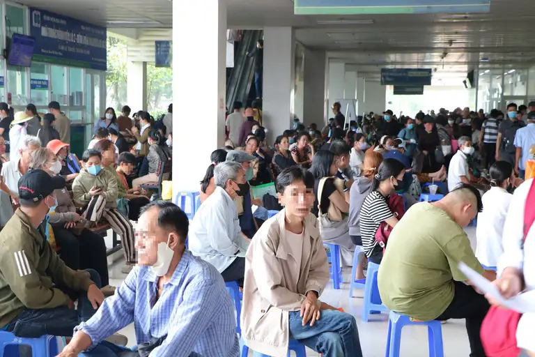 Bệnh nhân xếp hàng từ sớm tại Bệnh viện Ung bướu TP.HCM để đợi đến lượt thăm khám - Ảnh: THU HIẾN
