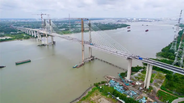 Cầu Phước Khánh là một trong hai hạng mục còn thi công trên tuyến cao tốc Bến Lức - Long Thành ngày 5/9. Ảnh: Thái Hà