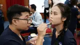 Bác sĩ nam 'toát mồ hôi' thi trang điểm cho đồng nghiệp nữ