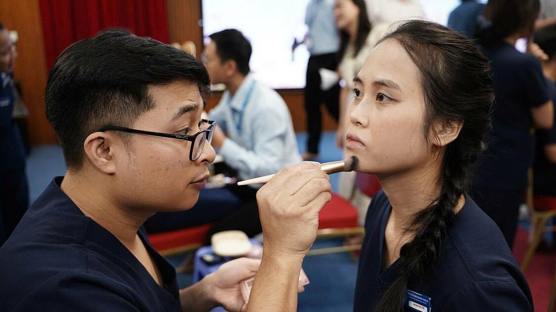 Bác sĩ nam 'toát mồ hôi' thi trang điểm cho đồng nghiệp nữ