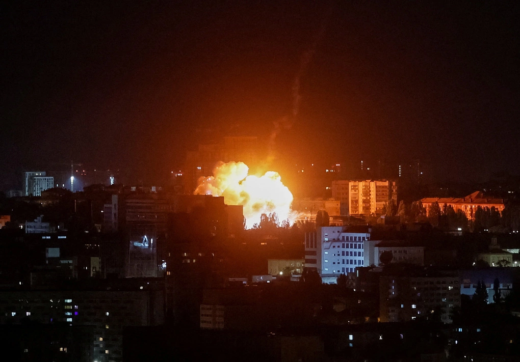 Khói lửa bốc lên sau một đòn tập kích của Nga vào Kiev, Ukraine ngày 19/7. Ảnh: Reuters