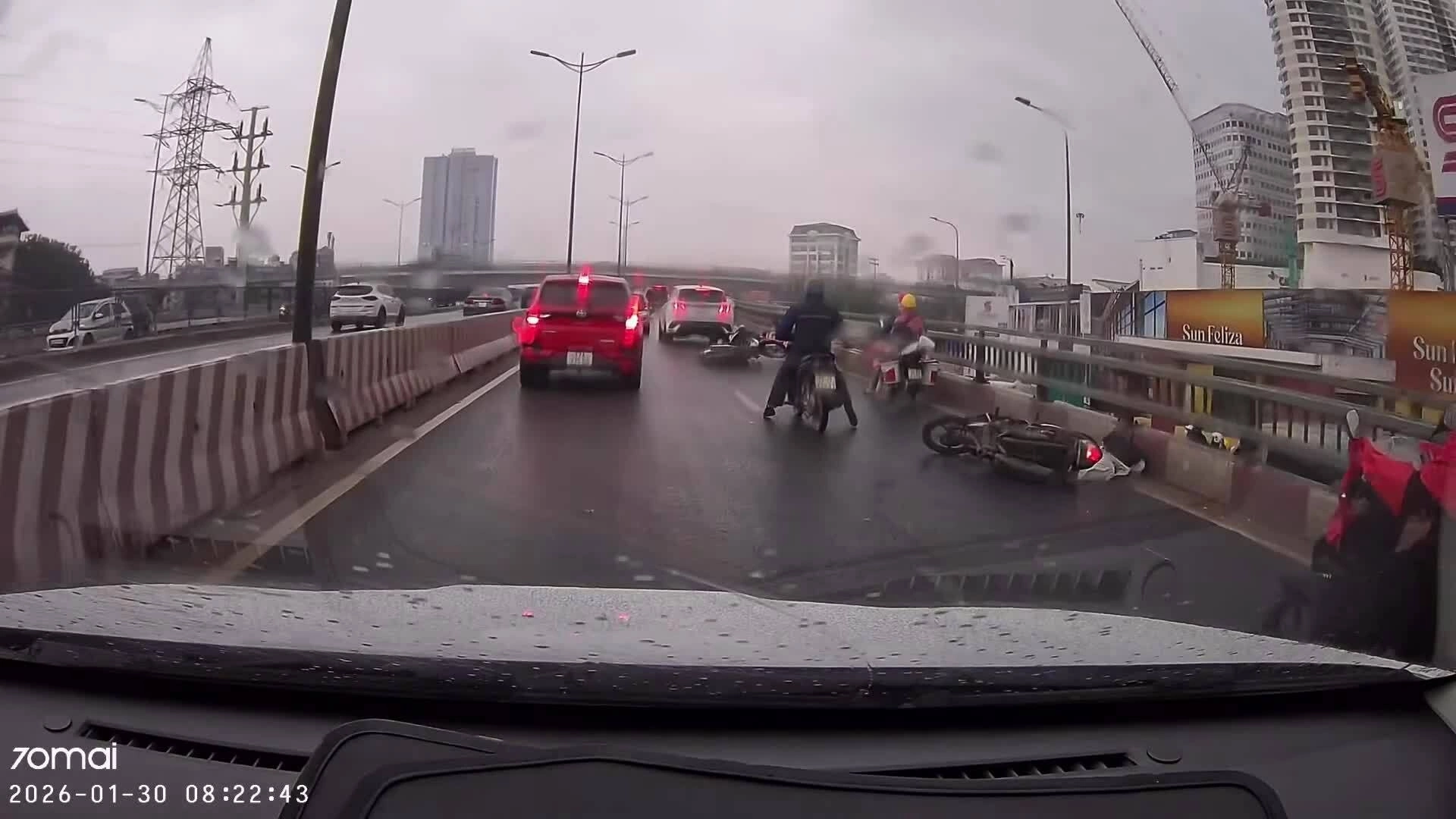 Tình huống tương tự, loạt xe máy ngã trên cầu vượt Mai Dịch, Hà Nội, ngày 30/1/2026. Video: CTV