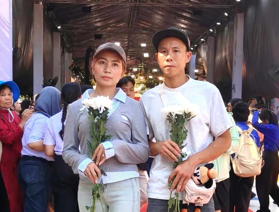 Vợ chồng anh Trần Văn Định và chị Lê Thị Thu Ngọc tại lễ truy điệu 731 liệt sĩ ở TP.HCM