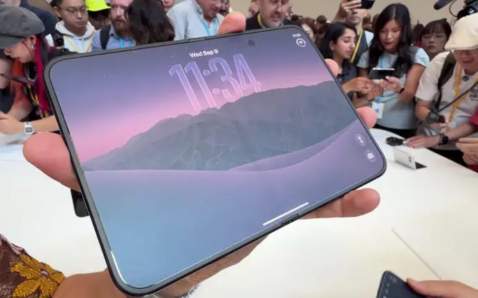 Lo nếp gấp iPhone Duo ngày càng lộ rõ? Đại diện Apple nói: “Hãy cứ kiểm chứng lời chúng tôi”