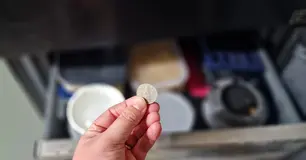 Vì sao nhiều gia đình đặt một đồng xu trong tủ lạnh khi vắng nhà dài ngày? Công dụng ít ai biết