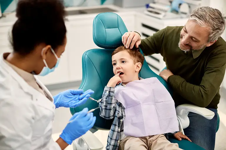 Dung dịch bạc diamine fluoride có thể chứng tỏ hiệu quả trong việc điều trị răng sâu - Ảnh: CLIFTON