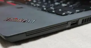 Cổng SC bí ẩn trên laptop có tác dụng gì mà nhiều người chưa biết?