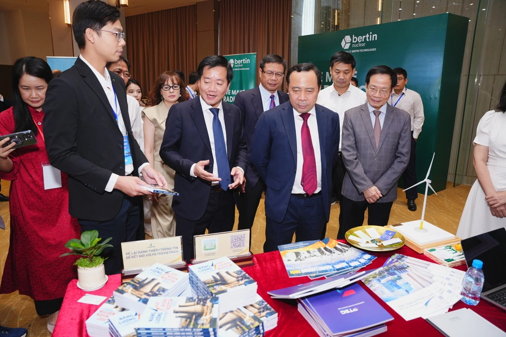 Bộ trưởng Vũ Hải Quân, Thứ trưởng Lê Xuân Định cùng các đại biểu tham quan sản phẩm trưng bày tại hội nghị. Ảnh: Doãn Mạnh