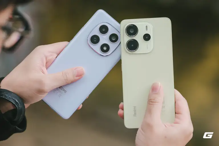REDMI Note 15 4G (trái) với màn hình sáng hơn và pin Silicon-Carbon 6.000mAh, giá khởi điểm tăng thêm 1 triệu, từ 5,99 triệu đồng - Ảnh: Thế Duyệt