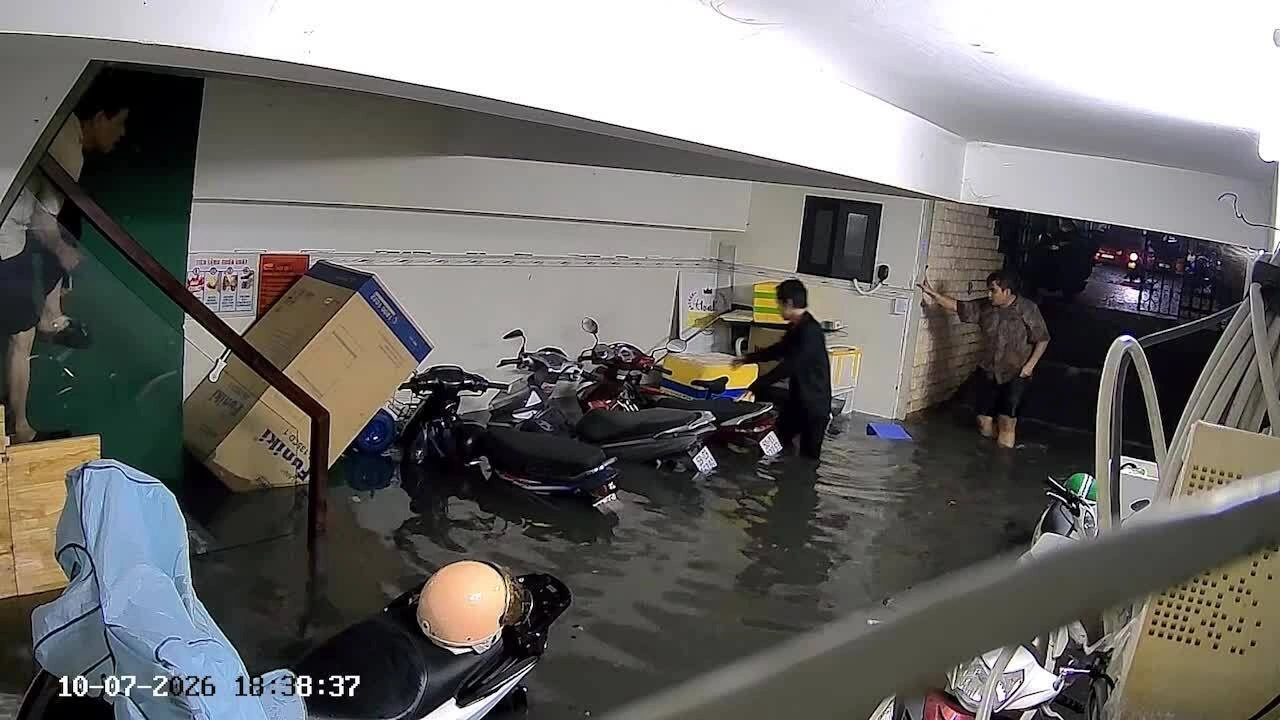 Nhiều người hợp sức đẩy xe máy ra khỏi hầm biệt thự ngập sâu trong KDC Cityland Park Hills. Video: Người dân cung cấp