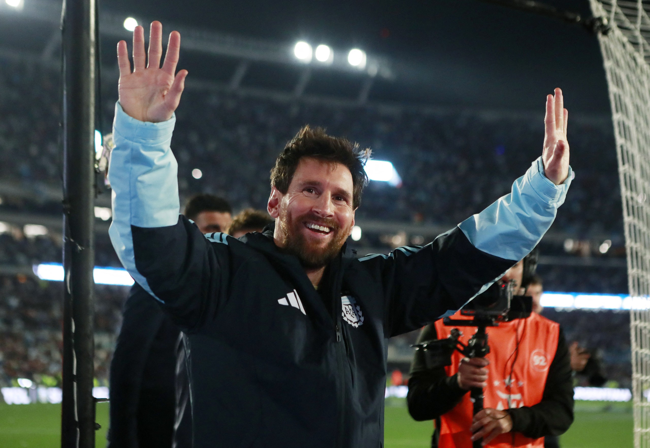 Messi đi vòng sân Monumental, cảm ơn CĐV Argentina
