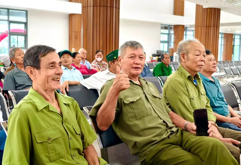 Các cựu chiến binh đến thăm khám tại Bệnh viện Hữu nghị Việt Đức cơ sở Ninh Bình trong ngày 9.7