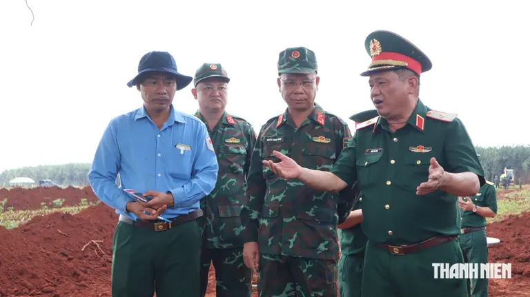 Thiếu tướng Trần Chí Tâm, Phó chính ủy, Trưởng ban chỉ đạo 515 Quân khu 7 (phải), thường xuyên kiểm tra, đôn đốc tại hiện trường tìm kiếm, quy tập hài cốt liệt sĩ ở xã Minh Đức