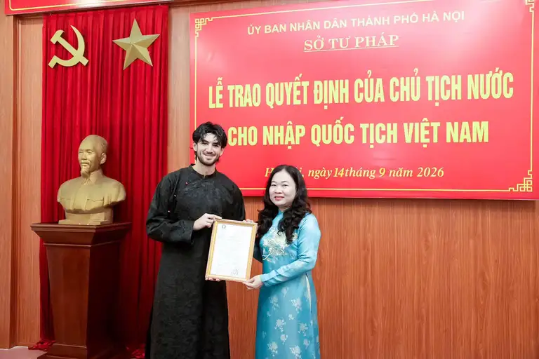 Cầu thủ Lương Chí Khải (trái) nhận quyết định nhập tịch Việt Nam - Ảnh: TCVT