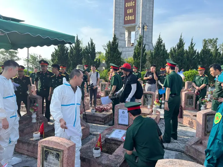Các kỹ sư Viettel trực tiếp hướng dẫn cán bộ địa phương sử dụng phần mềm