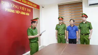 Công an thi hành lệnh khởi tố bị can Đinh Thanh Tùng