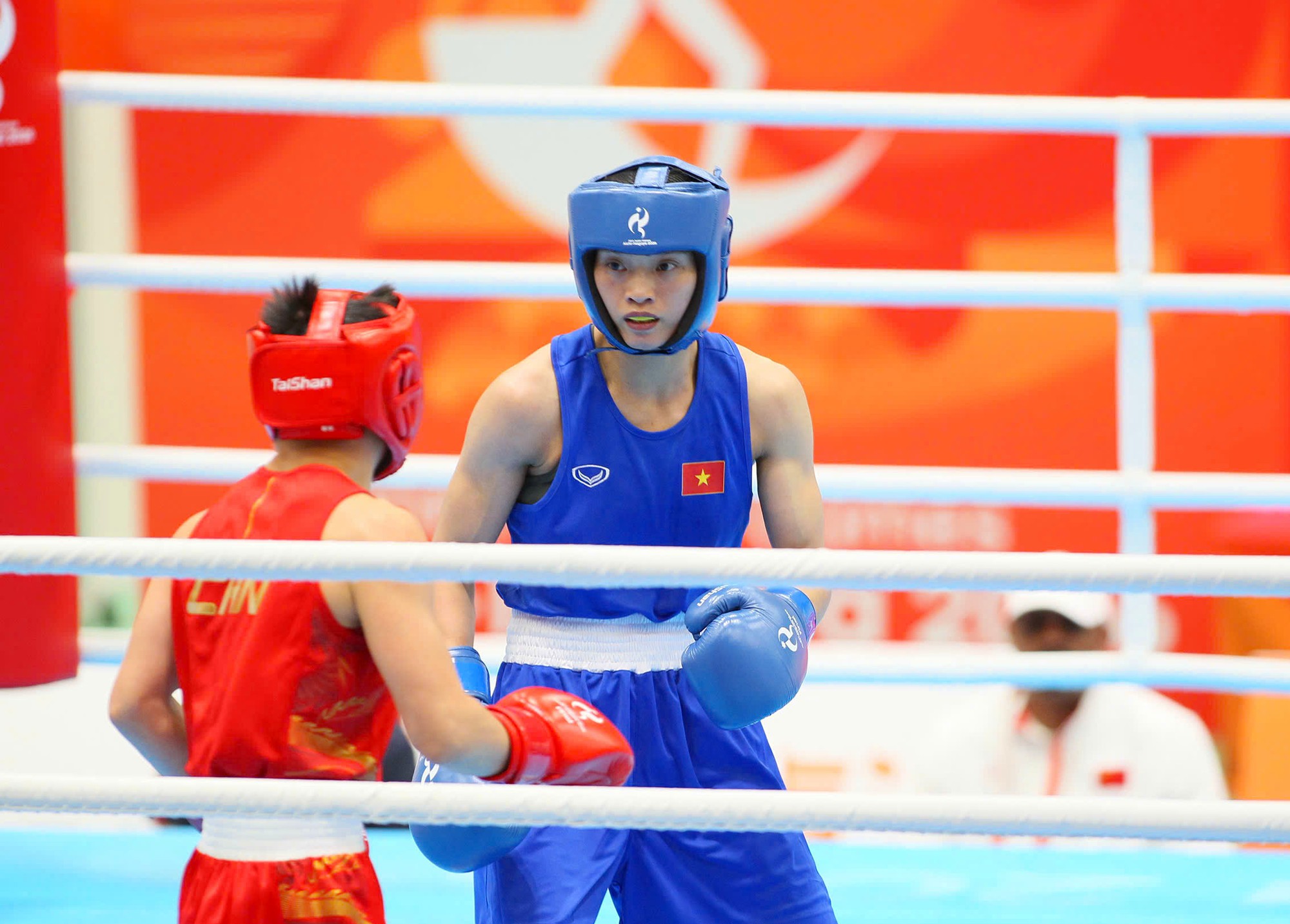 Nguyễn Thị Tâm (phải) giành HCB boxing Asiad 2026 danh giá - Ảnh: QUÝ LƯỢNG