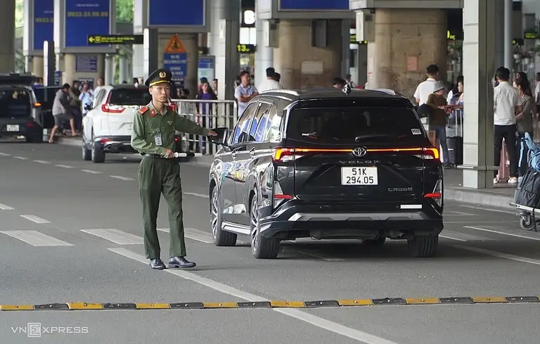 Công an cửa khẩu Tân Sơn Nhất điều phối xe tại ga quốc tế T2, ngày 28/8. Ảnh: Giang Anh