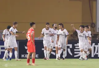 Thể Công (áo đỏ) thua FC Seoul của Hàn Quốc 0-5 ở lượt ba bảng E AFC Champions League Two 2026-2027, trên sân Hàng Đẫy, Hà Nội ngày 28/10/2026. Ảnh: Hoàng Huynh