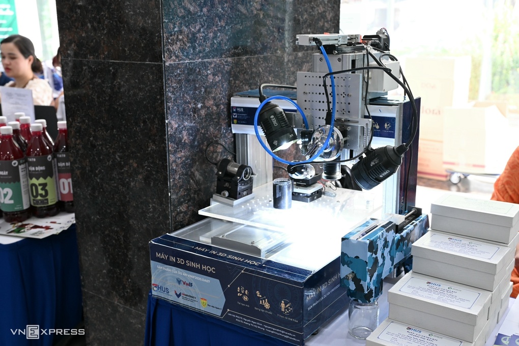 Máy in 3D sinh học (bioprinter) được Trường Đại học Khoa học Tự nhiên, Đại học Quốc gia Hà Nội mang đến trưng bày tại Techmart sáng 15/10. Ảnh: Trọng Đạt