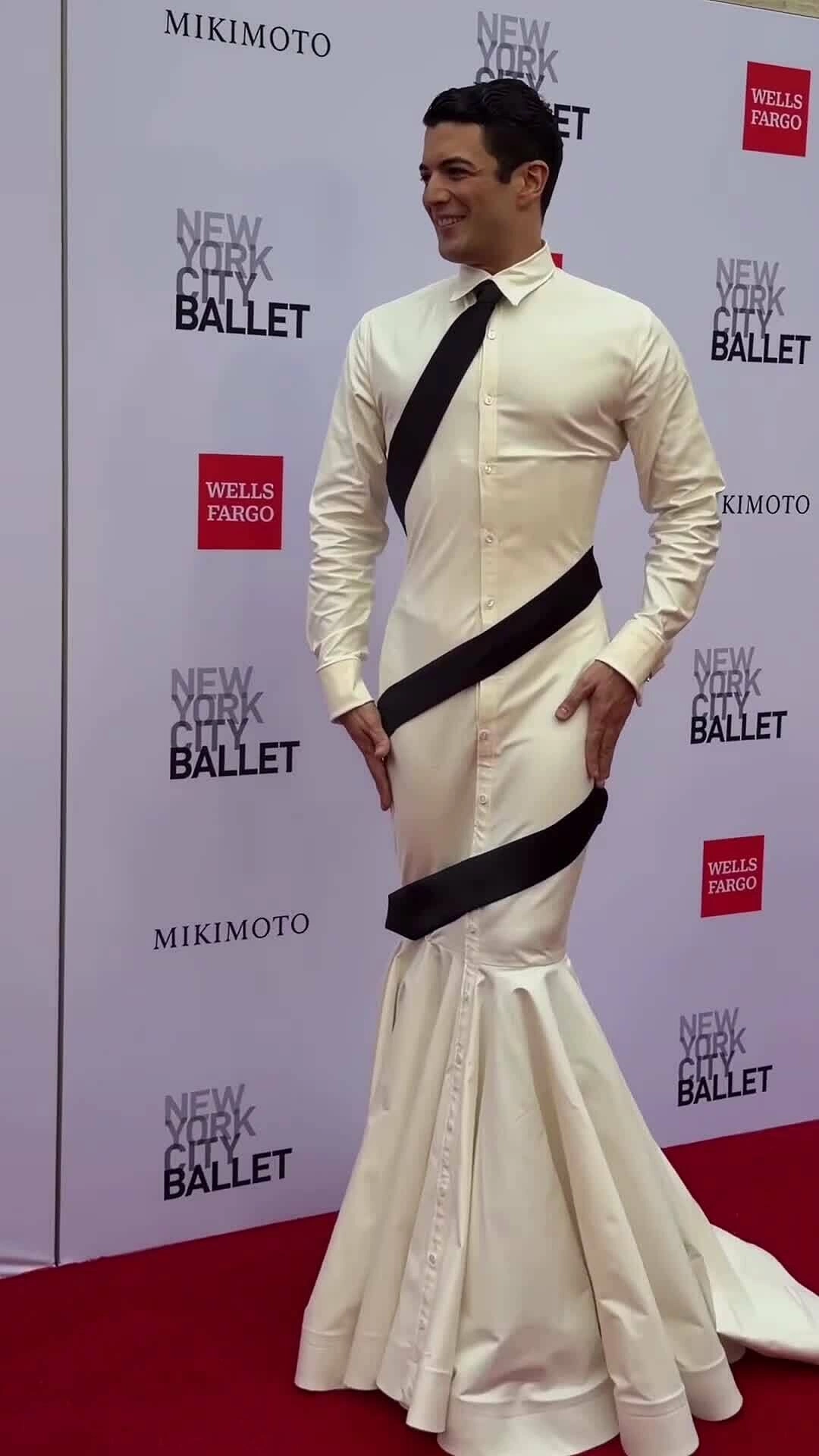 Gilbert Bolden III diện váy tự may tại Fall Fashion Gala 2026. Video: Facebook mickmicknyc
