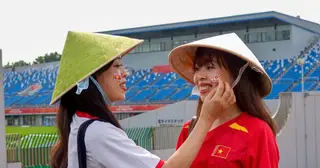 Chị em điều dưỡng sinh đôi trao nhắn nhủ dễ thương đến tiền đạo U.23 Việt Nam Thanh Nhàn